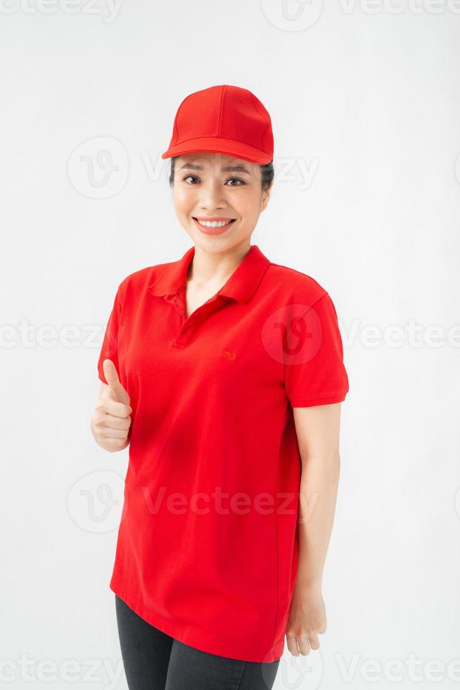 un portrait d'un service de livraison féminin heureux montrant le pouce vers le haut photo