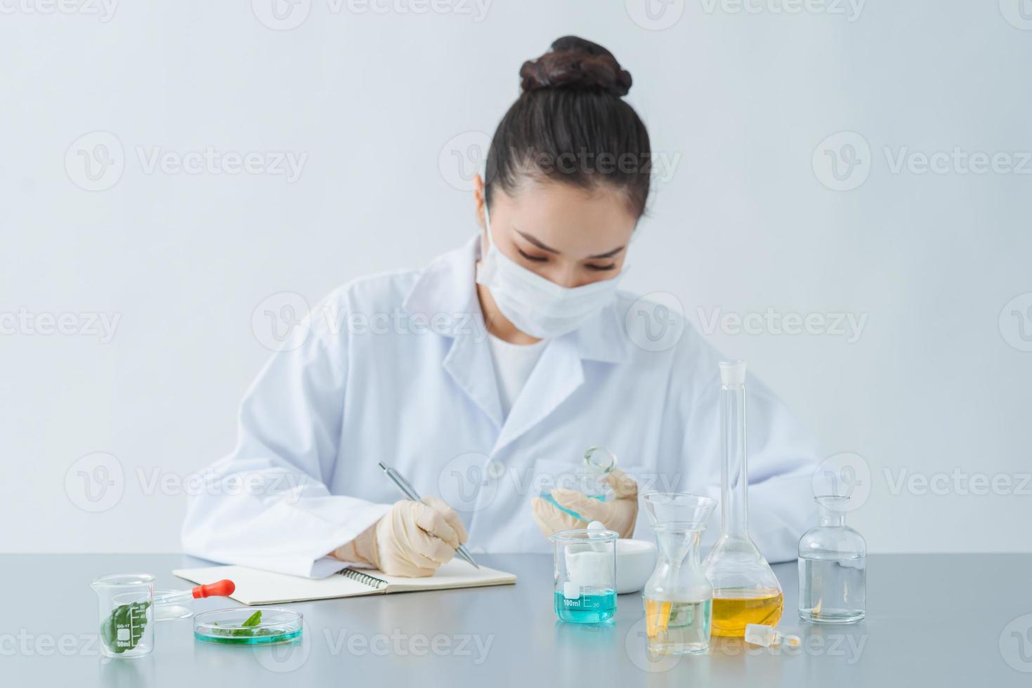 Médicament. technicien de laboratoire faisant une expérience de chimie photo