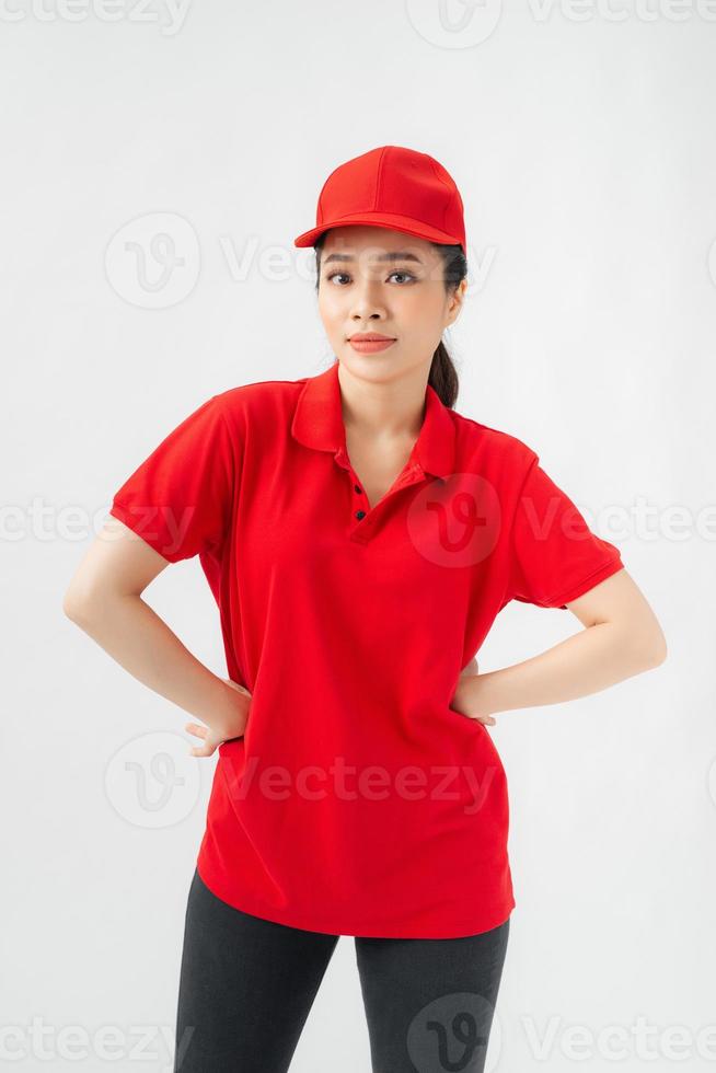 portrait de personnel féminin heureux en uniforme isolé sur fond blanc avec un tracé de détourage photo