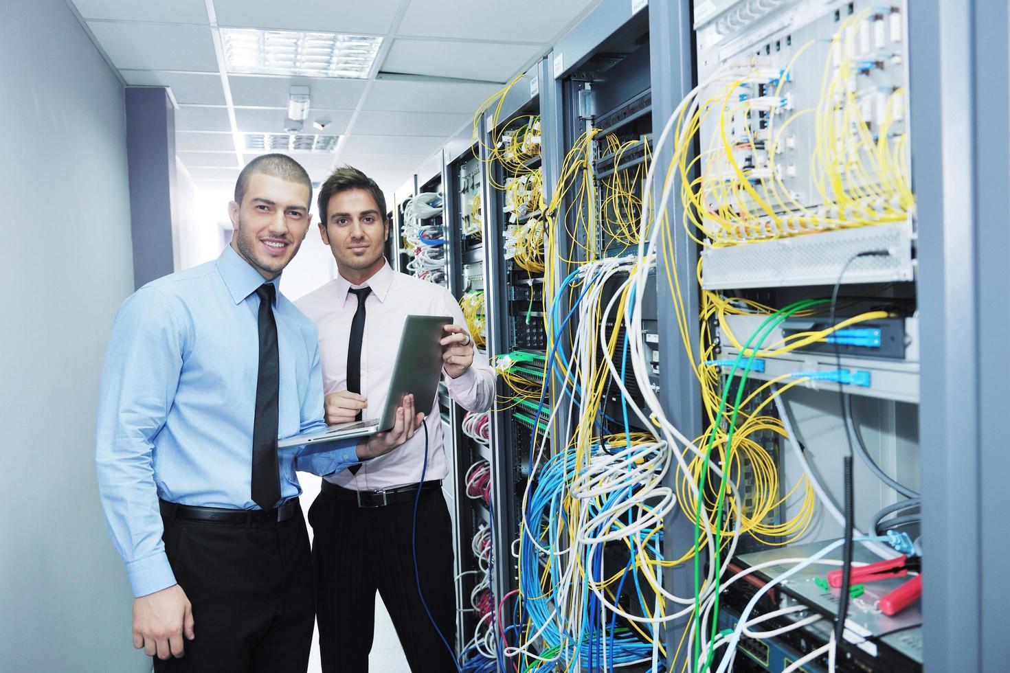 ingénieurs informatiques dans la salle des serveurs réseau photo