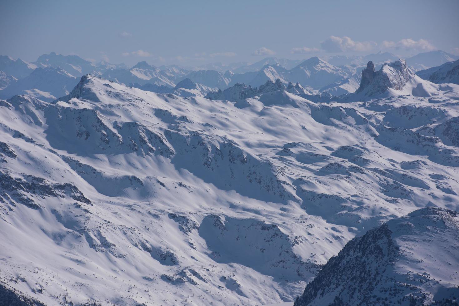 beau paysage de montagne en hiver photo