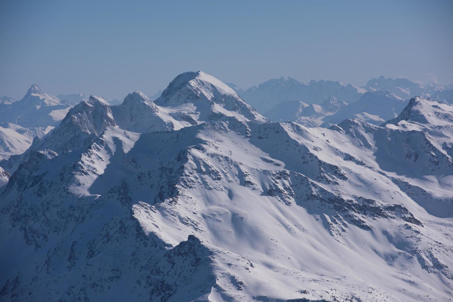 beau paysage de montagne en hiver photo