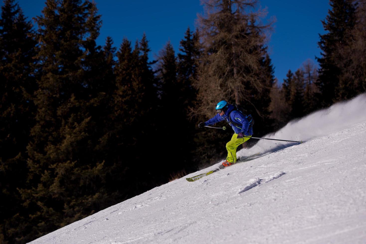 skieur s'amusant en courant en descente photo