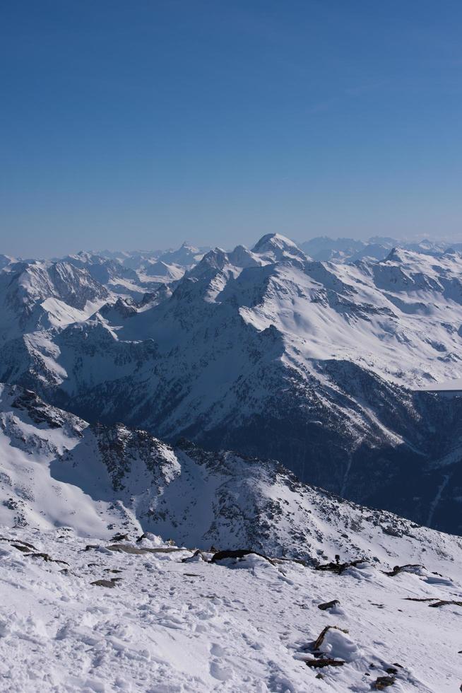 beau paysage de montagne en hiver photo