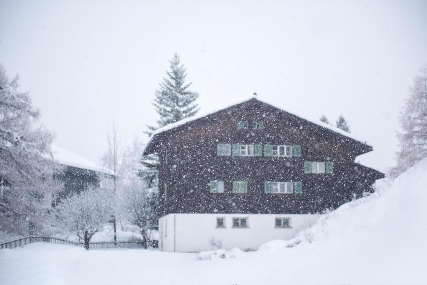 suède, 2022 - maison de montagne dans une tempête de neige photo