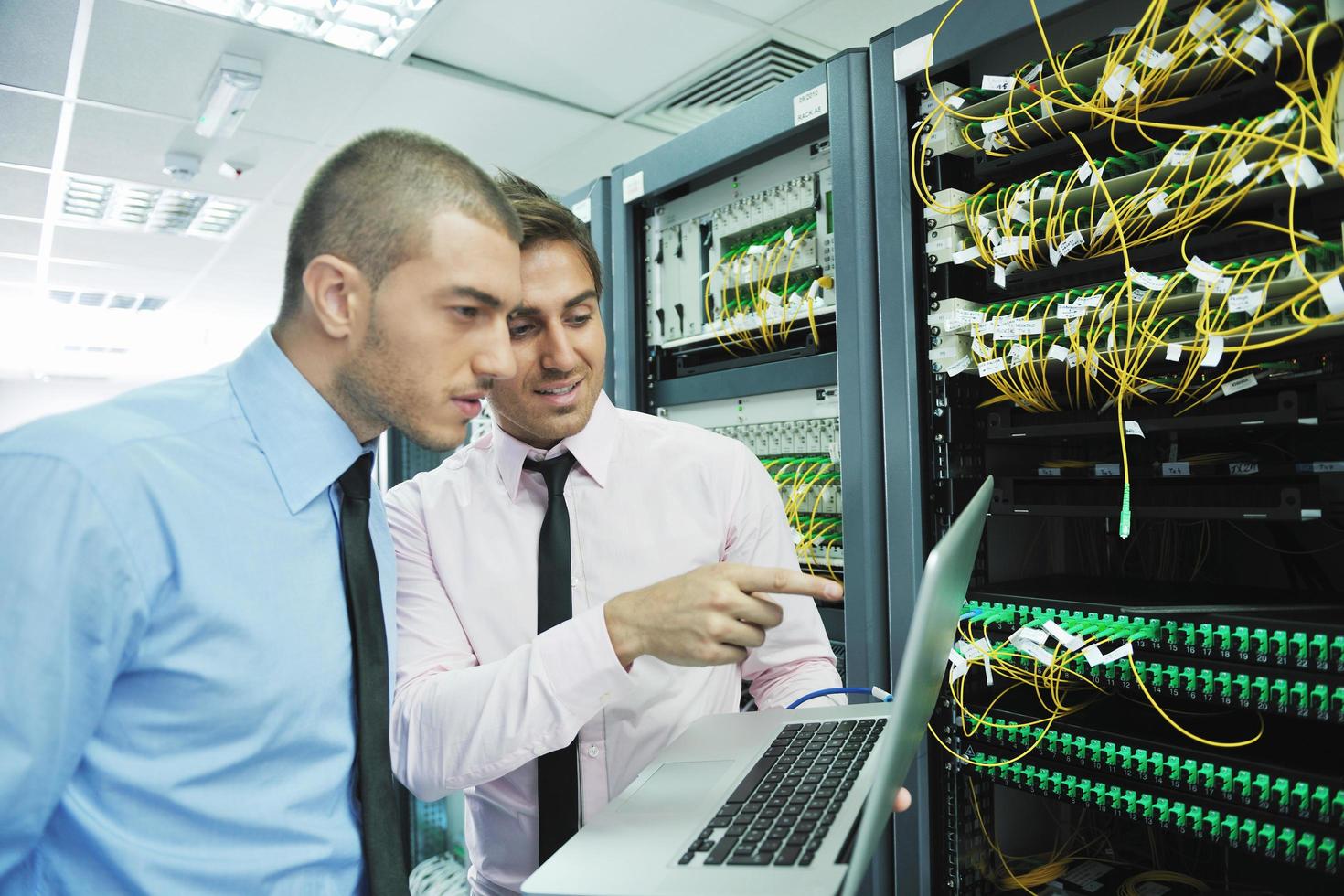 ingénieurs informatiques dans la salle des serveurs réseau photo