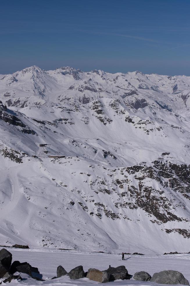 beau paysage de montagne en hiver photo