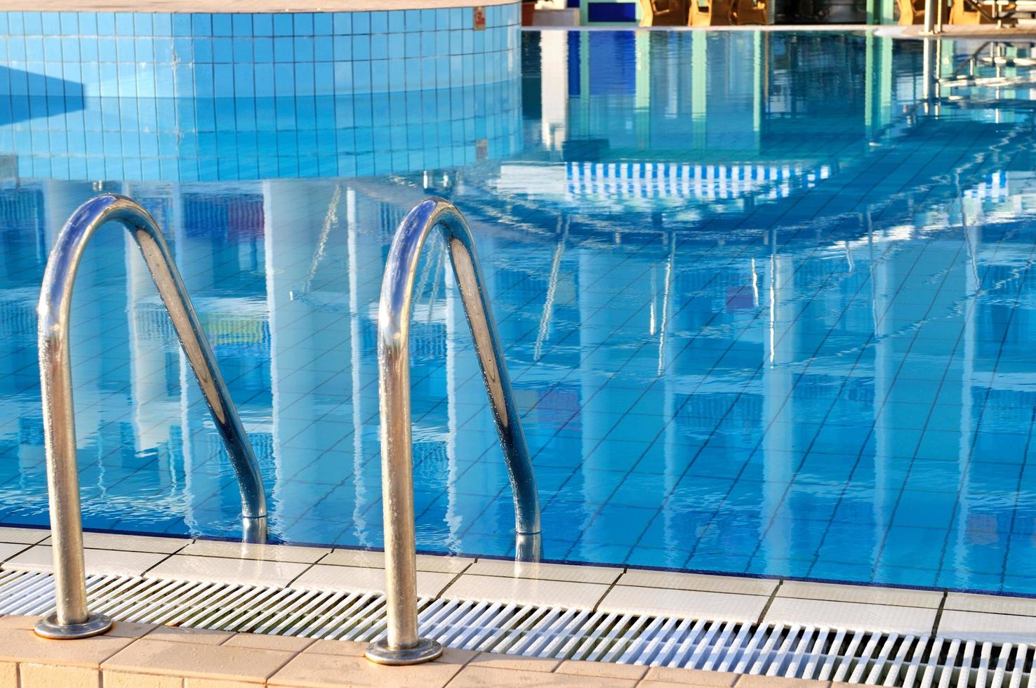 piscine extérieure dans un bel hôtel photo