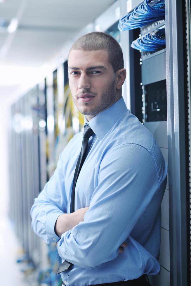 jeune ingénieur informatique dans la salle des serveurs du centre de données photo