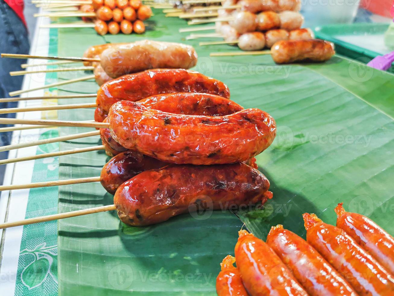 gros plan de saucisses préparées pour la vente photo