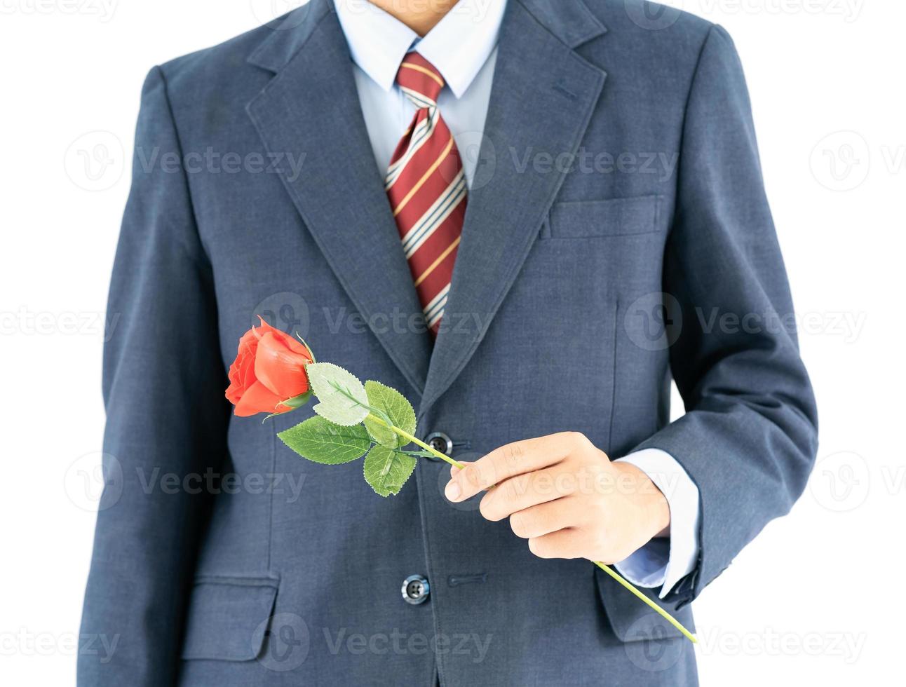 homme d'affaires en costume avec rose rouge sur blanc photo