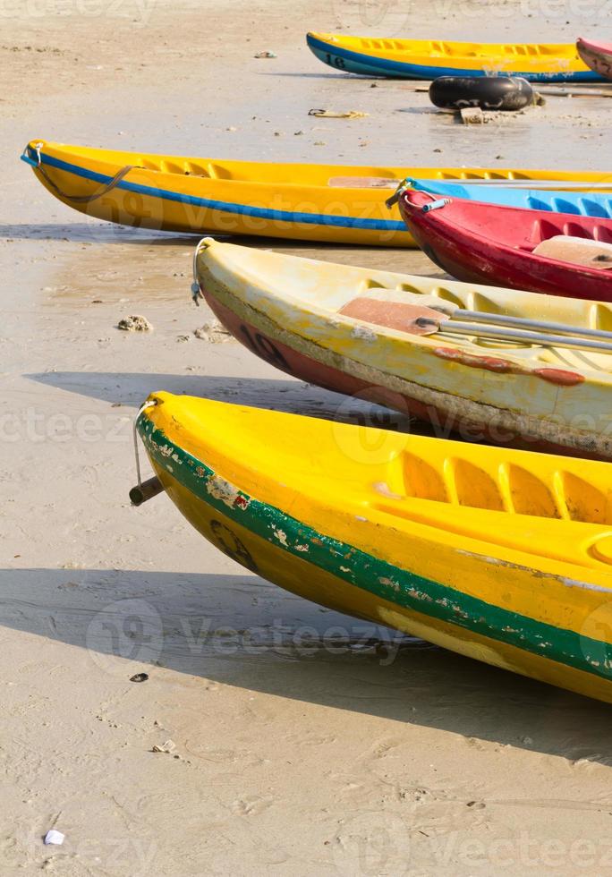 vieux kayaks colorés photo