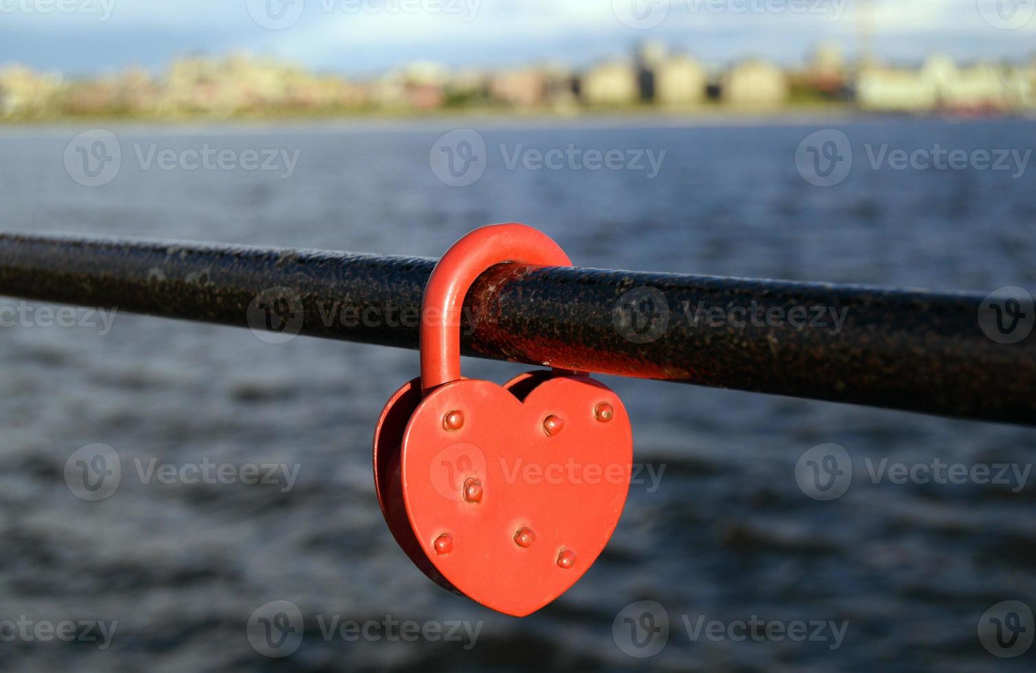 serrure en forme de coeur - symbole de l'amour sur le remblai photo