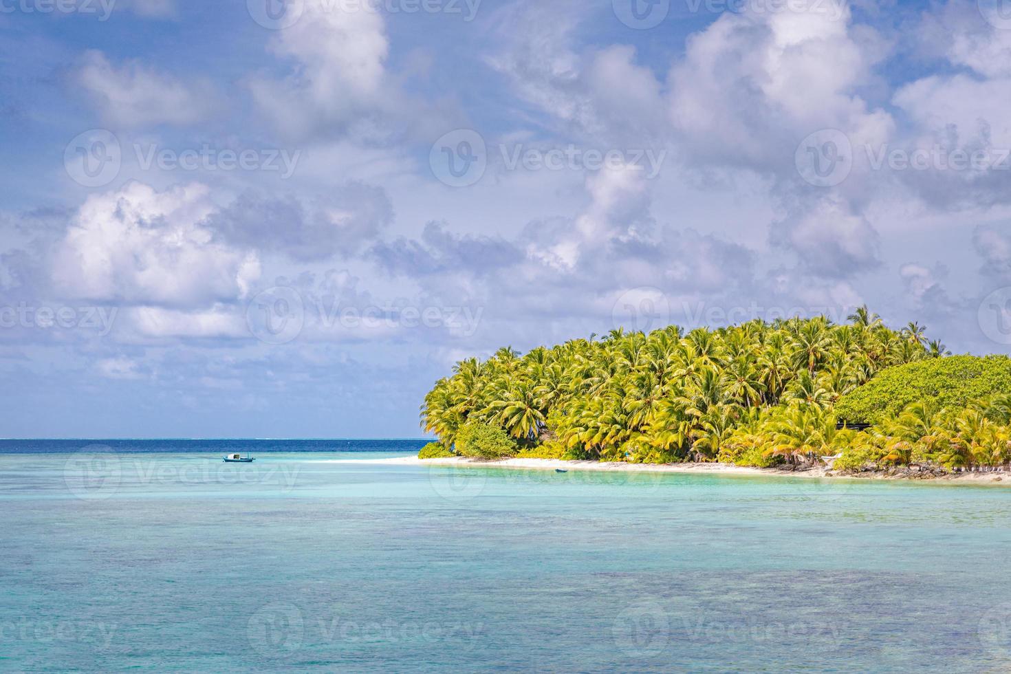 île tropicale et nuages. plage paradisiaque avec sable blanc et eau claire de la mer. fond de plage. photo