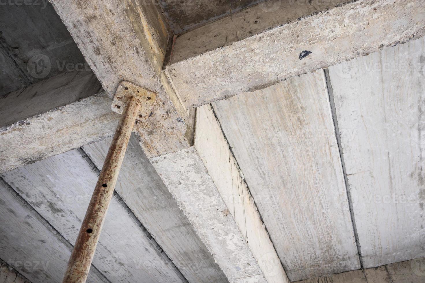 bâtiment en construction avec des poutres en béton de support en acier de fer photo