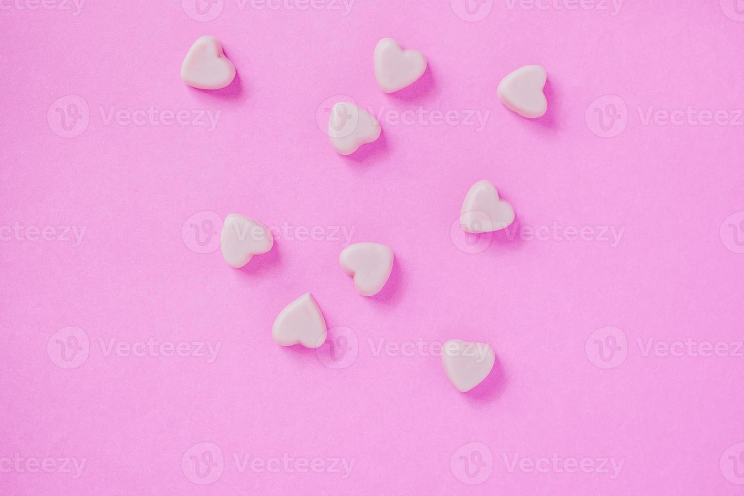 forme de coeurs de bonbons saint valentin sur fond rose photo