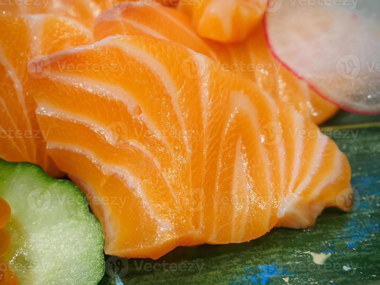 ensemble de sashimi de tranche de saumon frais à la japonaise photo