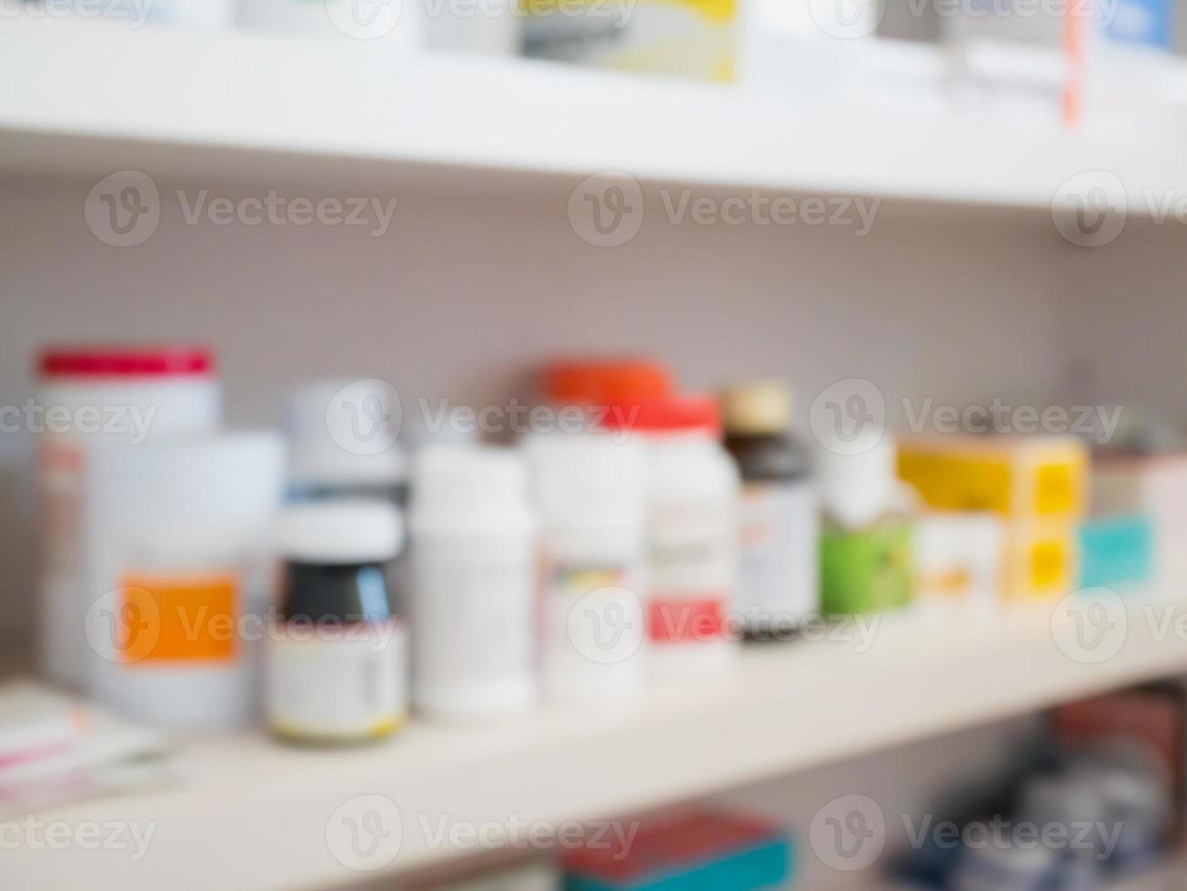 gros plan de flacons de médicaments sur des étagères de médicaments dans la pharmacie photo
