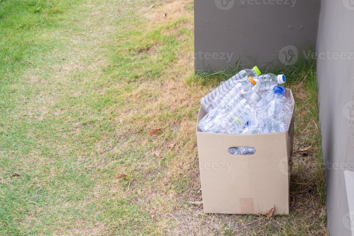 bouteilles en plastique dans une boîte à ordures recyclée brune photo