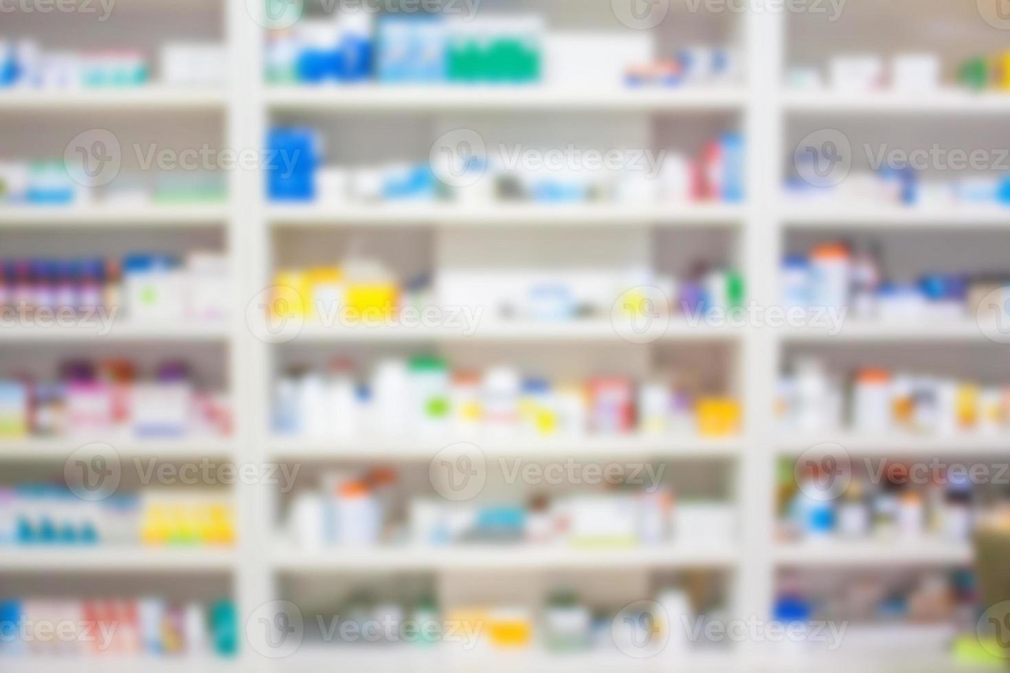 brouiller les étagères de médicaments dans la pharmacie photo