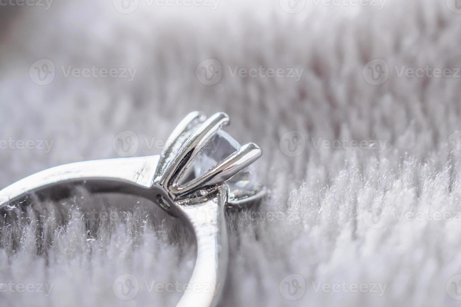 bijoux bague en diamant en argent de luxe photo