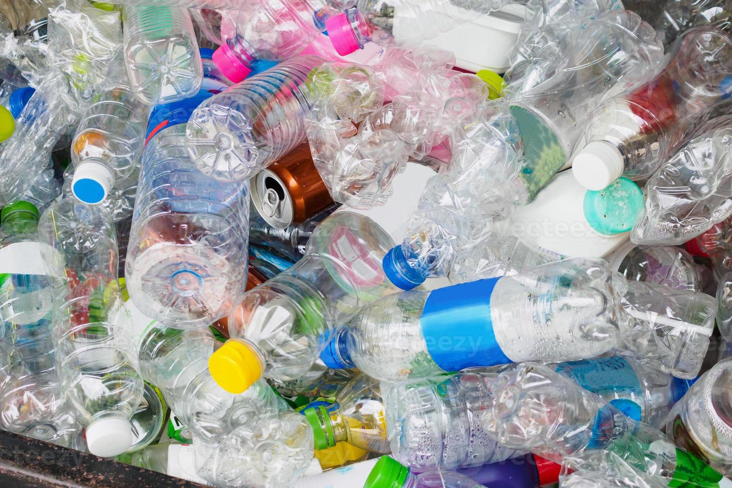 bouteilles en plastique dans la station de recyclage des ordures photo