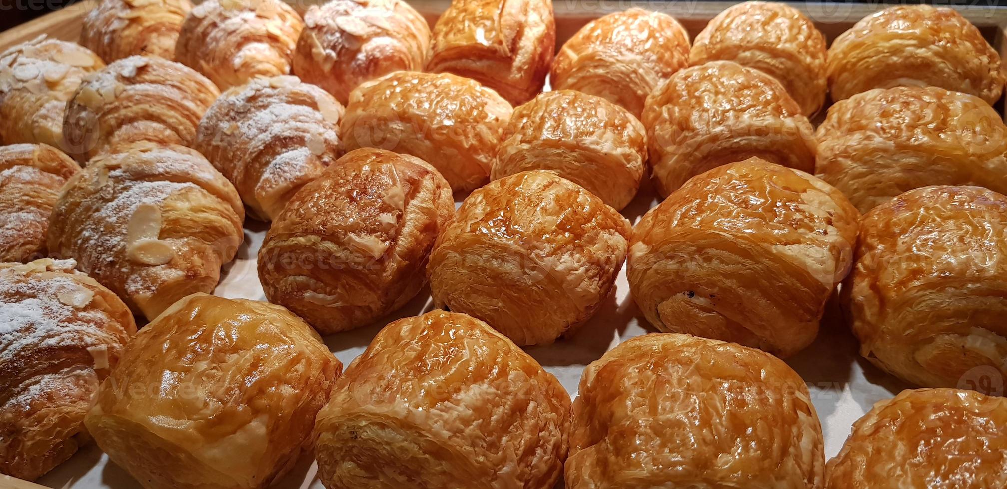 Assortiment de pâte feuilletée sucrée fraîchement cuite farcie de fruits et de gelée et de pâte feuilletée au chocolat danois photo