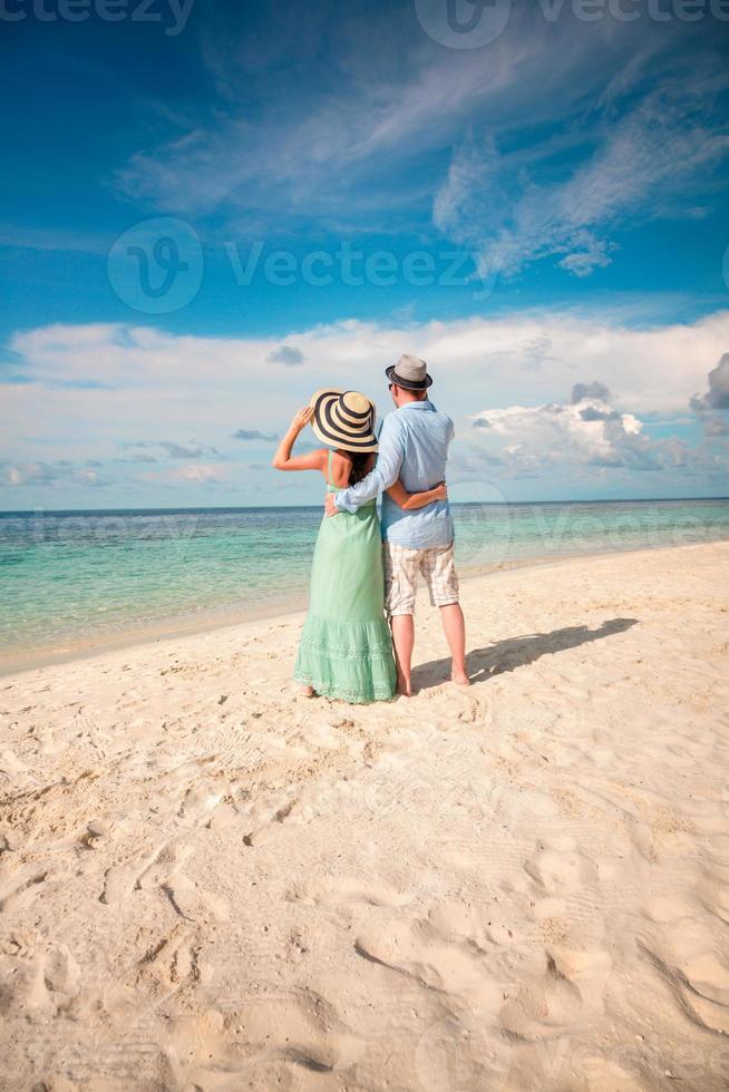 vacances couple marchant sur la plage tropicale maldives. photo