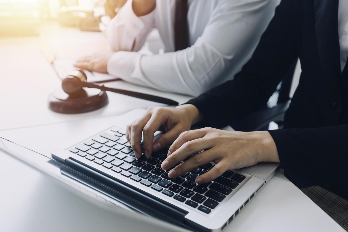 avocat masculin travaillant avec des documents contractuels et un marteau en bois sur table dans la salle d'audience. justice et droit, avocat, juge de la cour, concept. photo