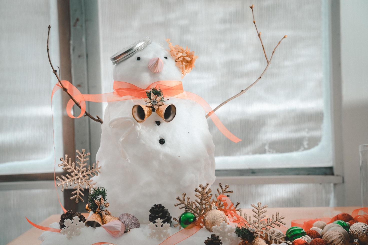 joyeux noël et bonne année carte de voeux avec copie-espace.beaucoup de bonhommes de neige debout dans le paysage de noël d'hiver.fond d'hiver.bonhomme de neige avec fleur sèche et pin. joyeuses fêtes et fêtes. photo