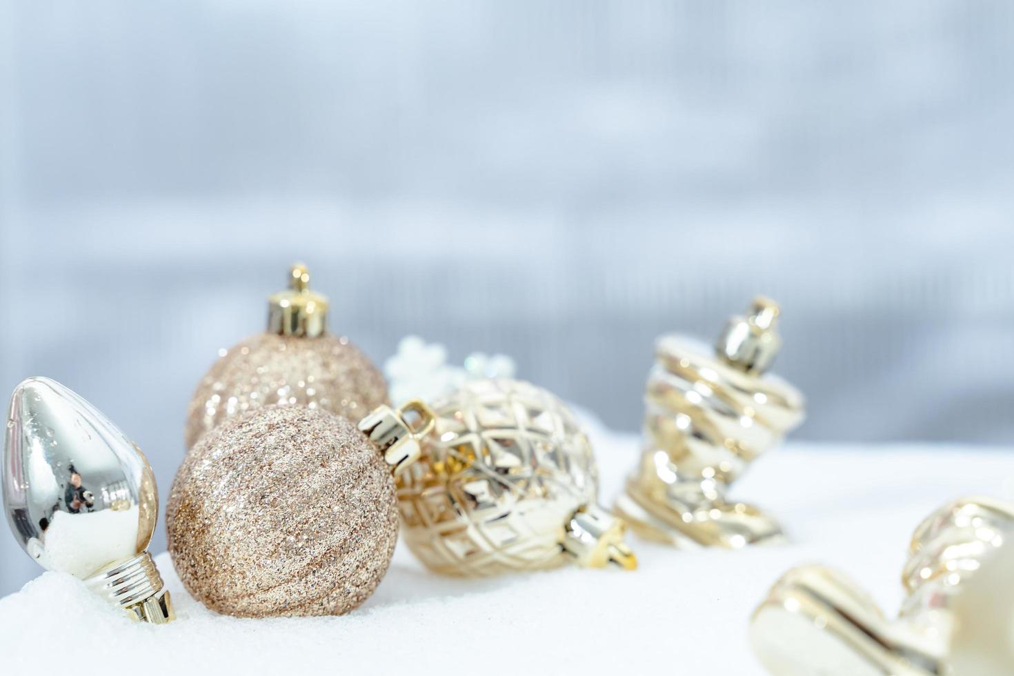 noël d'hiver - boules de noël avec ruban sur la neige, concept de vacances d'hiver. boules de noël rouges, boules dorées, décorations de pins et de flocons de neige sur fond de neige photo