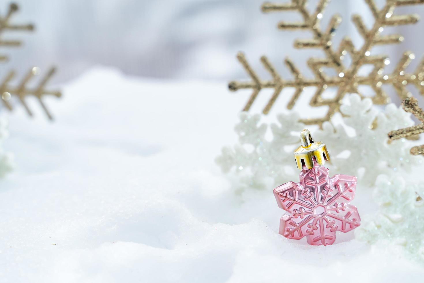 noël d'hiver - boules de noël avec ruban sur la neige, concept de vacances d'hiver. boules de noël rouges, boules dorées, décorations de pins et de flocons de neige sur fond de neige photo