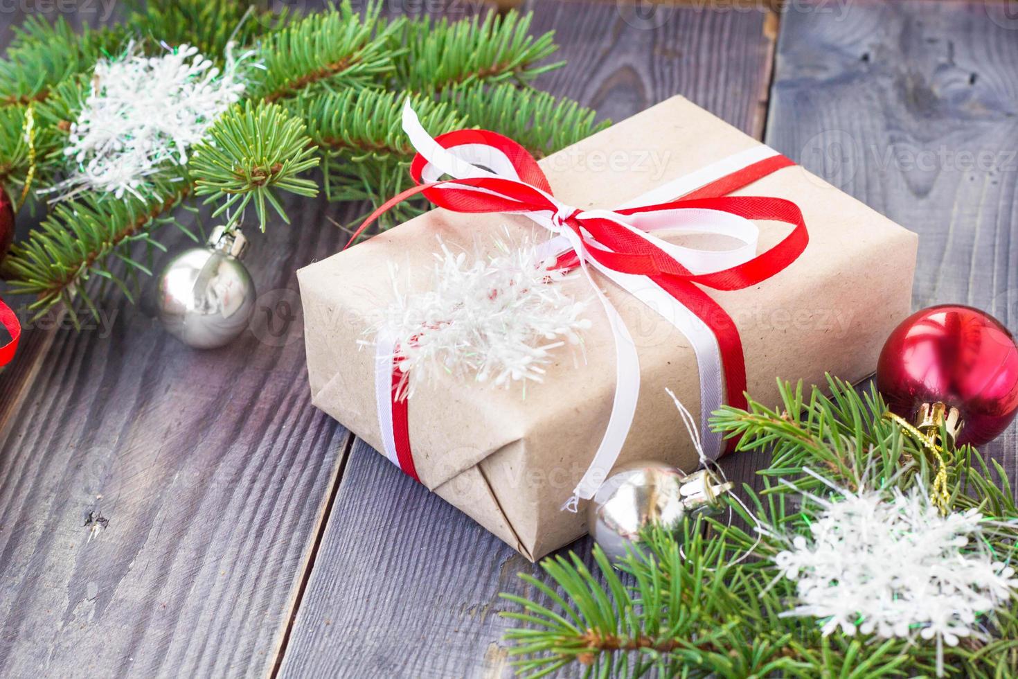 fond de noël avec sapin et décorations et coffrets cadeaux sur planche de bois photo