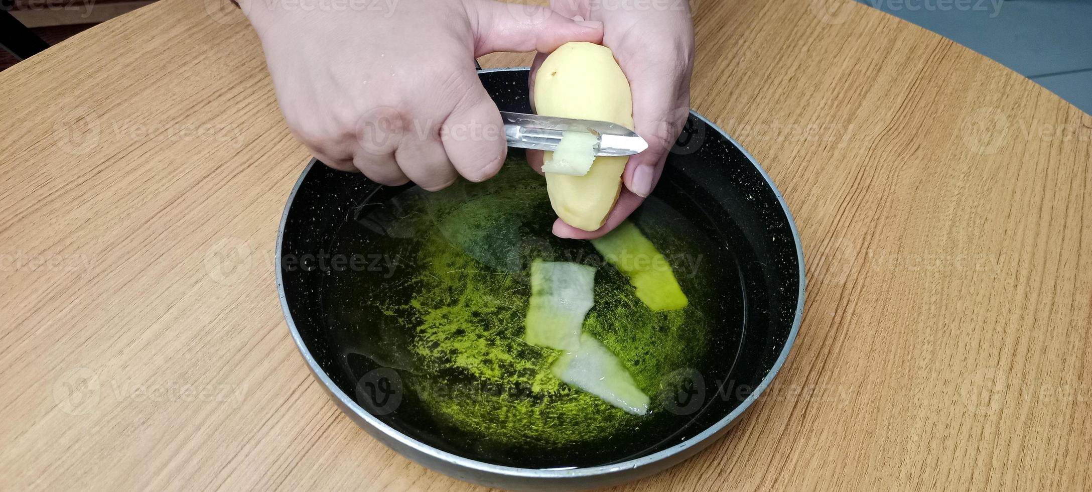 épluchures de pommes de terre dans l'huile pour la fabrication de croustilles, croustilles aalu photo