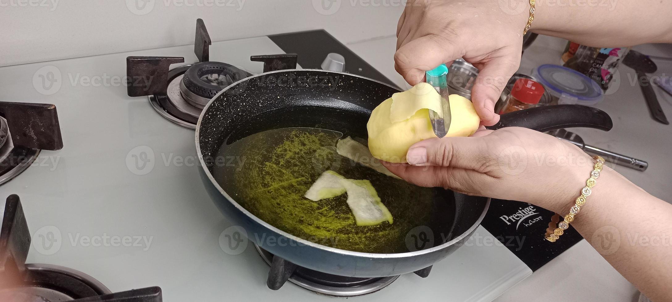 épluchures de pommes de terre dans l'huile pour la fabrication de croustilles, croustilles aalu photo