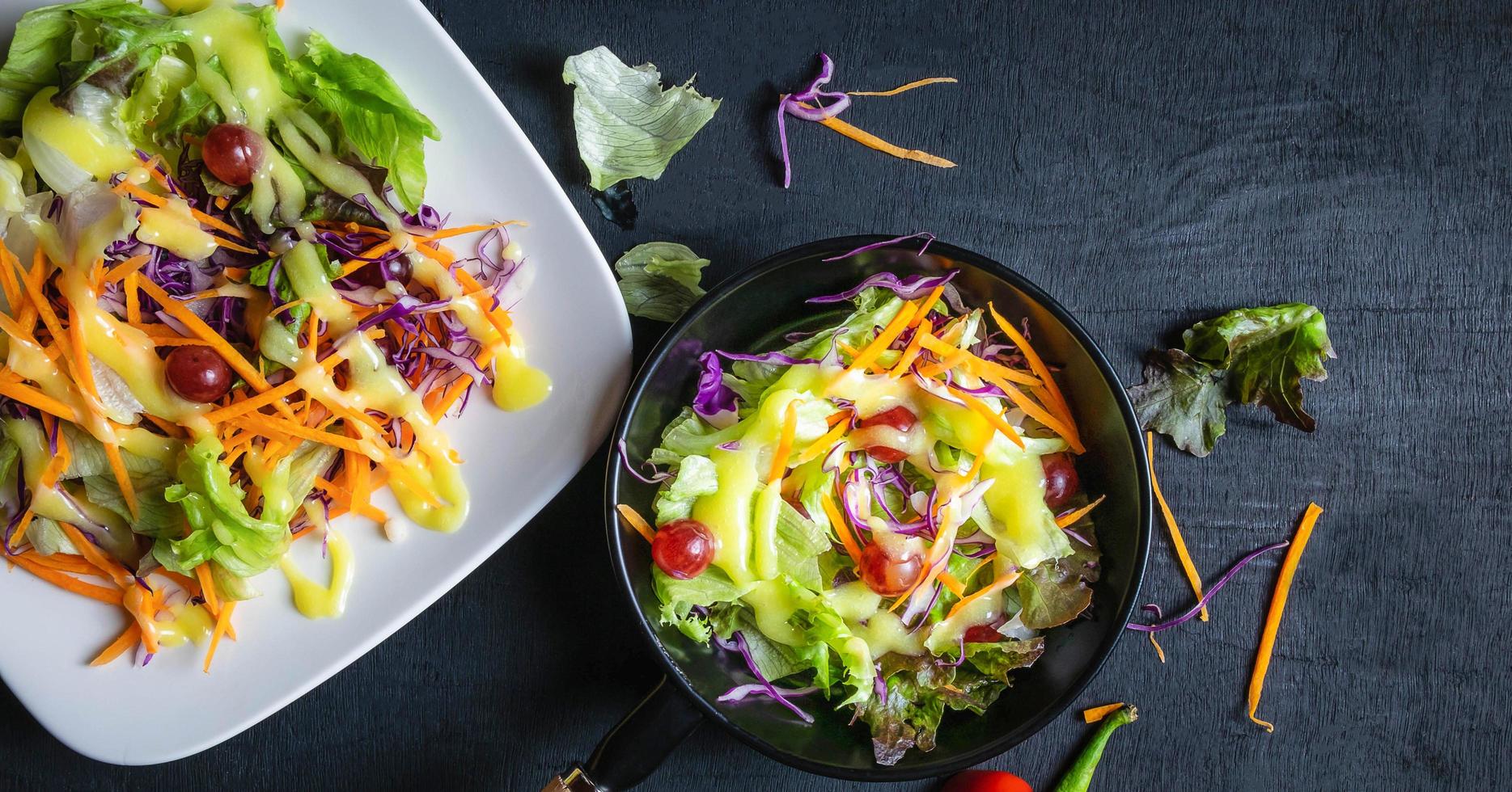 vue de dessus du menu maison salade de légumes sains de tomates fraîches, garnie de vinaigrette cuisson sur assiette photo