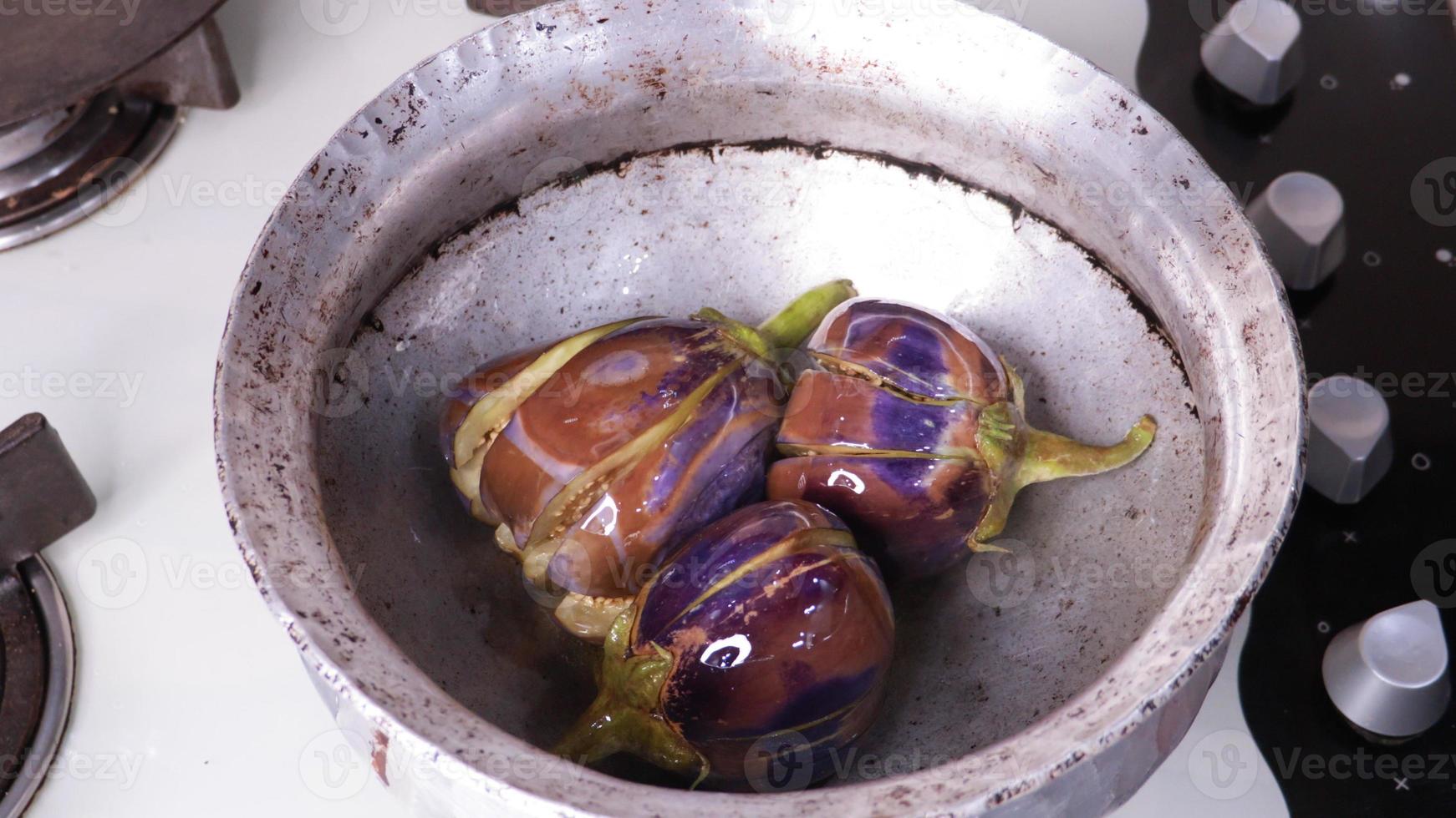 aubergine fraîche entière ou bringal d'aubergine, aubergine d'aubergine violette cuite à la vapeur avec des épices et des herbes pour surgeler et conserver pour une cuisson ultérieure photo