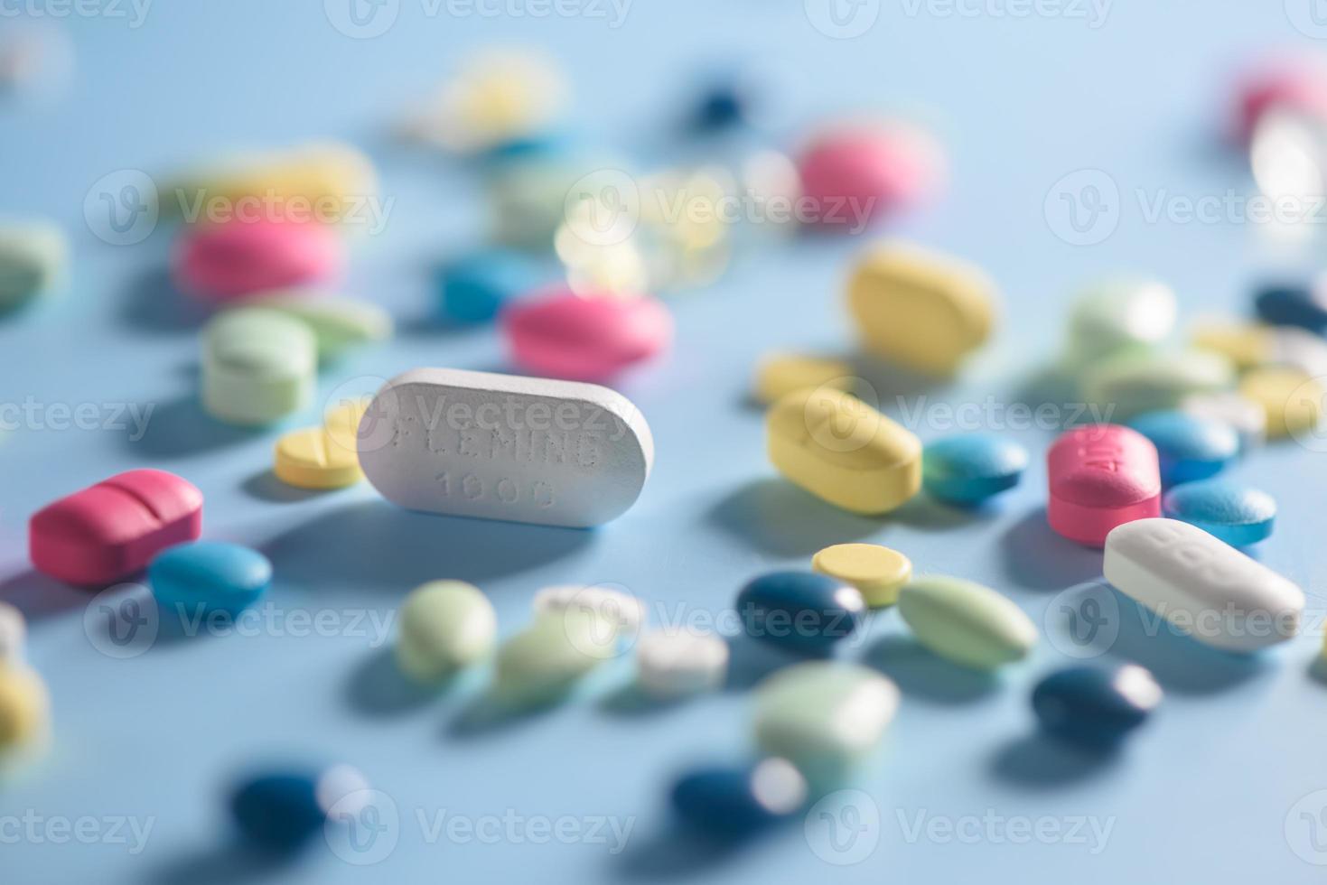 fond de pharmacie sur une table. comprimés sur fond bleu. pilules. médecine et en bonne santé. gros plan de capsules. différents types de médicaments photo