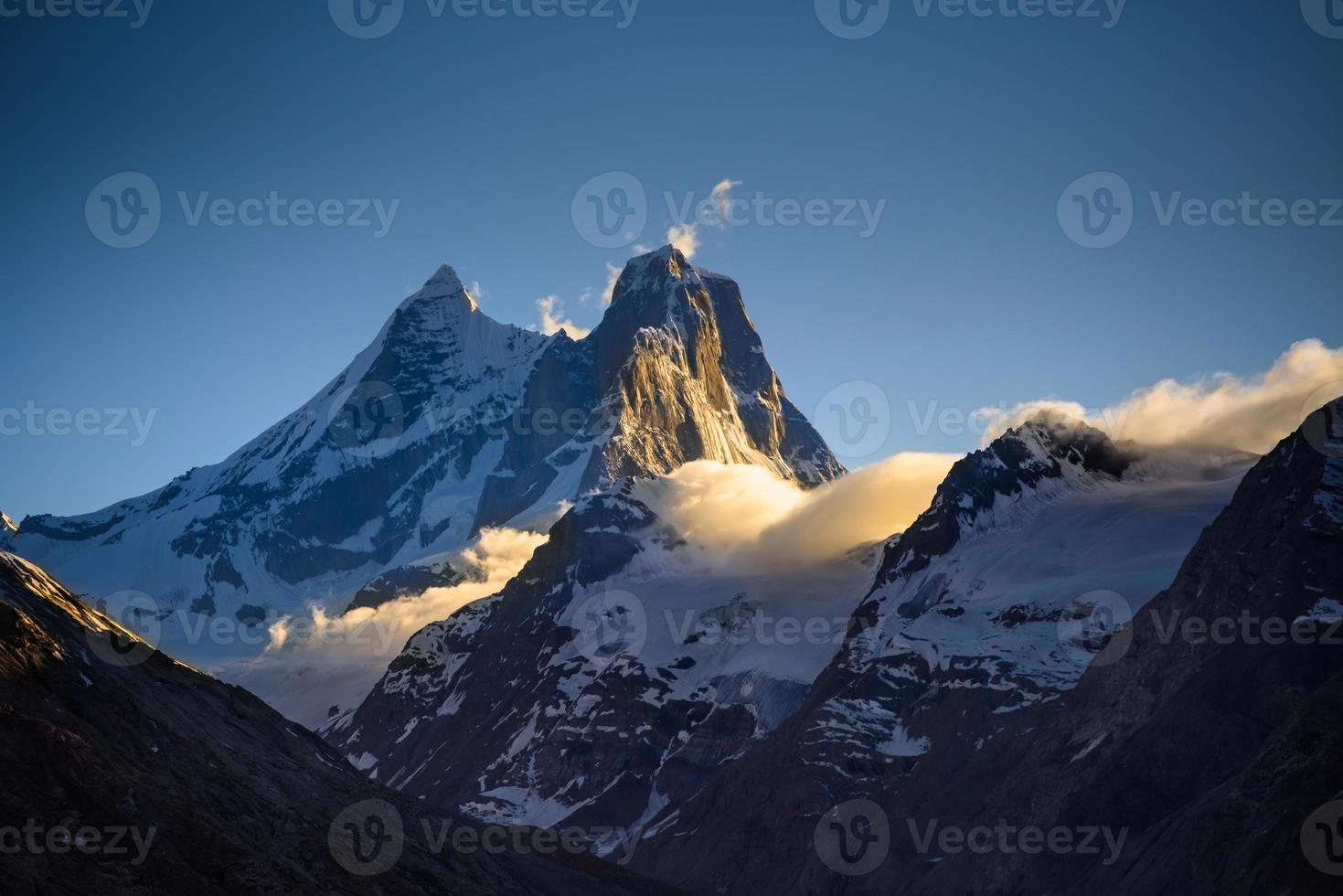 haut de la couverture de neige de la montagne de l'himalaya, au nord de l'inde photo