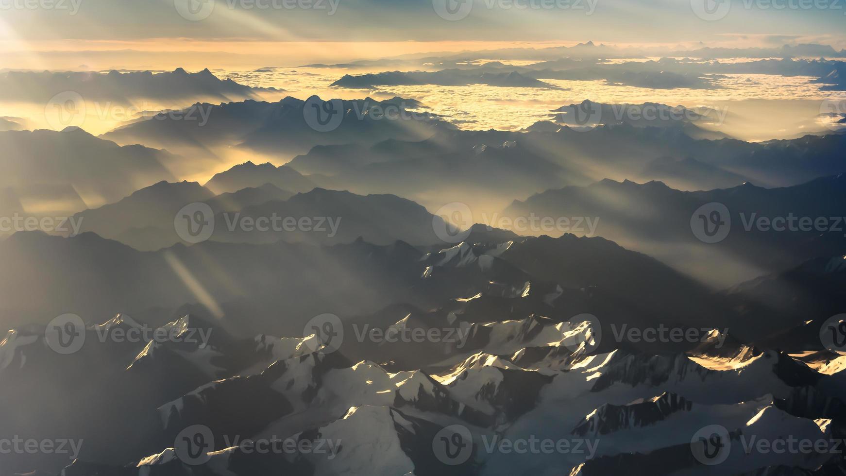 vue sur la montagne depuis l'avion photo