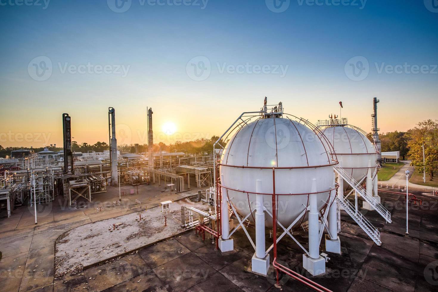 réservoir de propane blanc avec un pipeline de gaz combustible le matin. photo