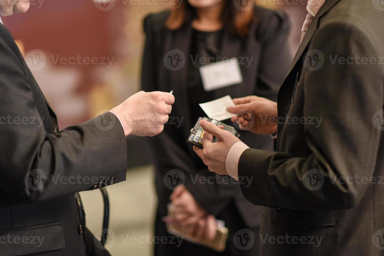 échange de carte de visite pour la première rencontre photo