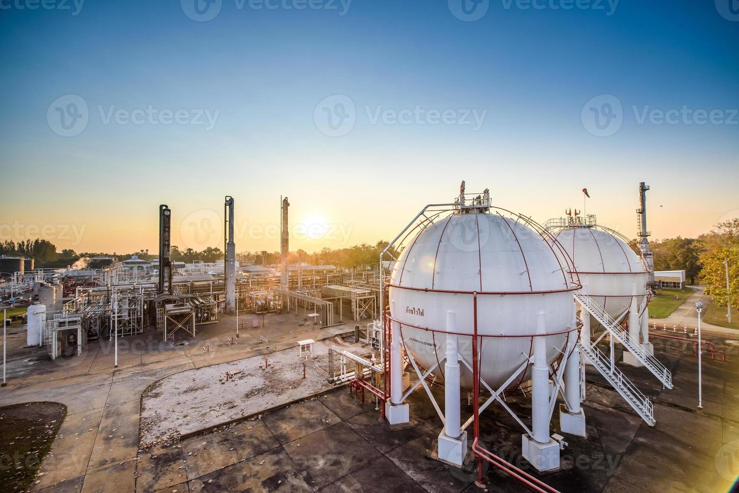 réservoir de propane blanc avec un pipeline de gaz combustible le matin. photo