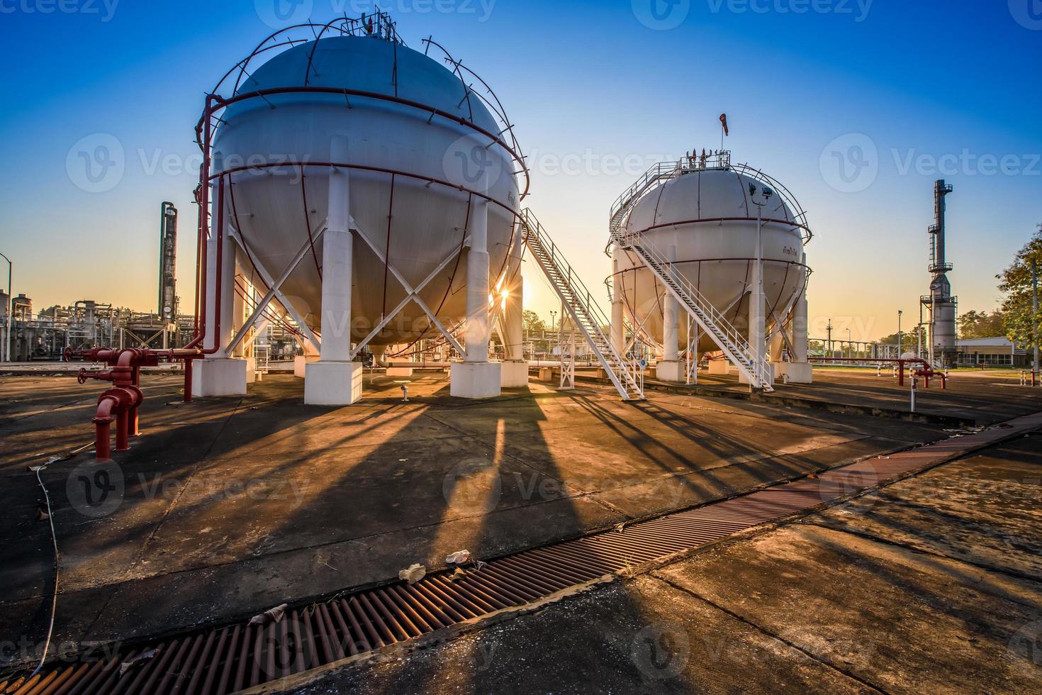 réservoir de propane blanc avec un pipeline de gaz combustible le matin. photo