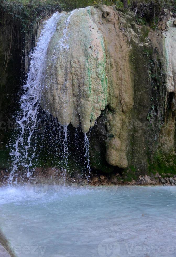 Verser de l'eau sur des gisements minéraux à une source chaude photo