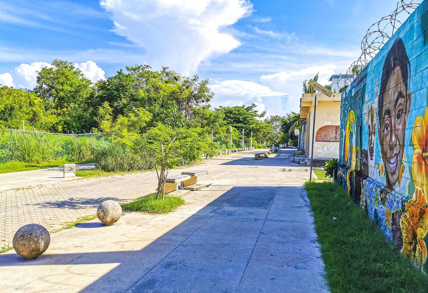 playa del carmen quintana roo mexique 2022 rue piétonne typique peintures murales paysage urbain playa del carmen mexique. photo