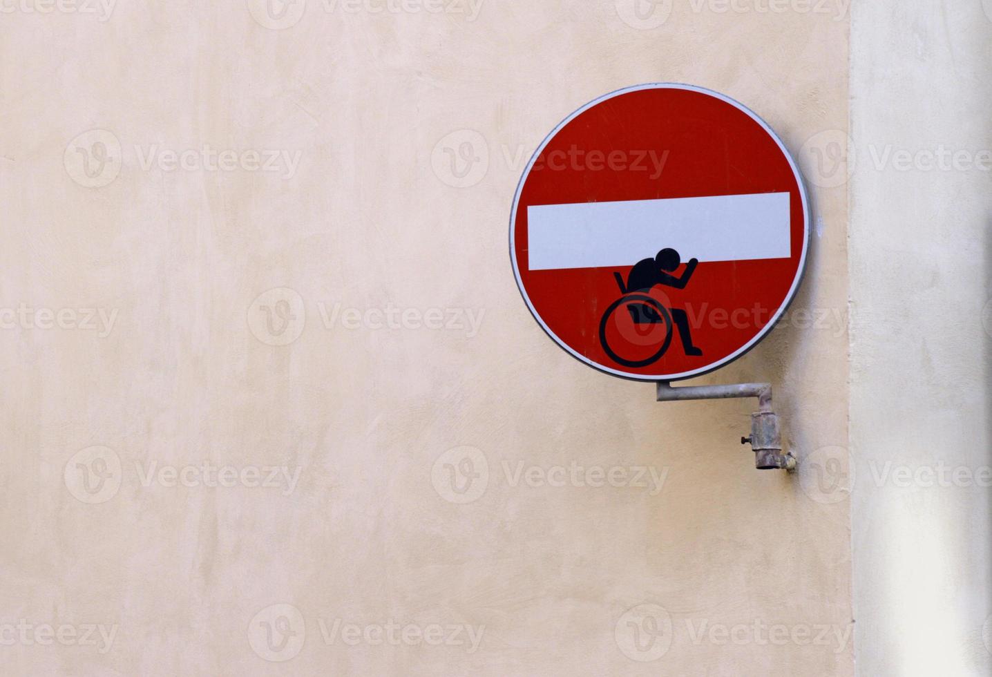 aucun panneau de rue d'entrée avec un autocollant pour fauteuil roulant dessus. photo