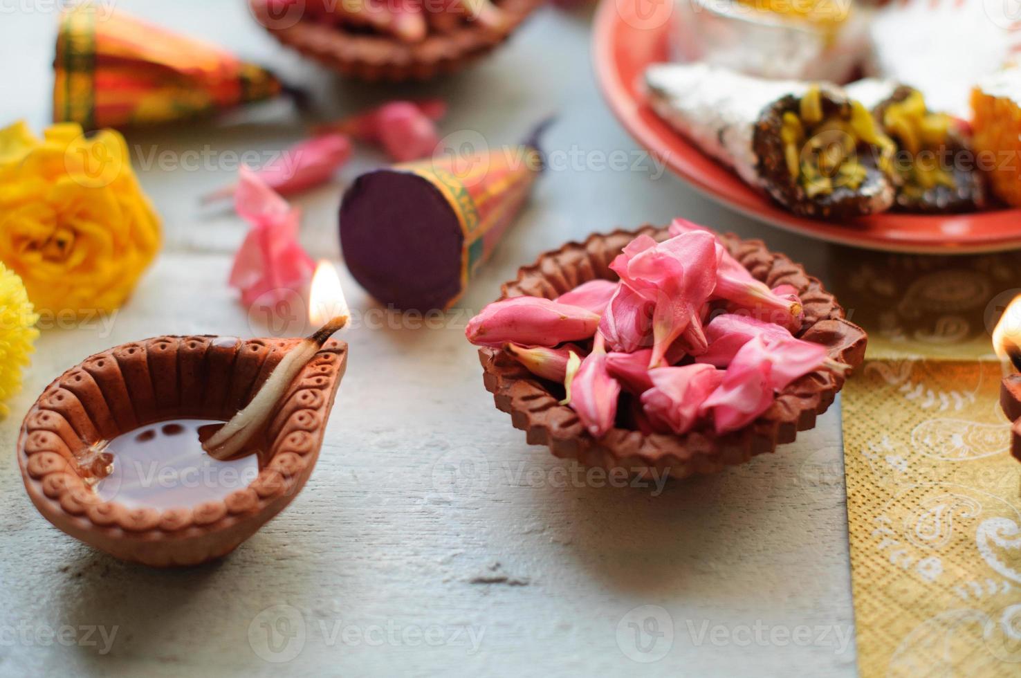 bonbons diwali avec diyas en arrière-plan photo