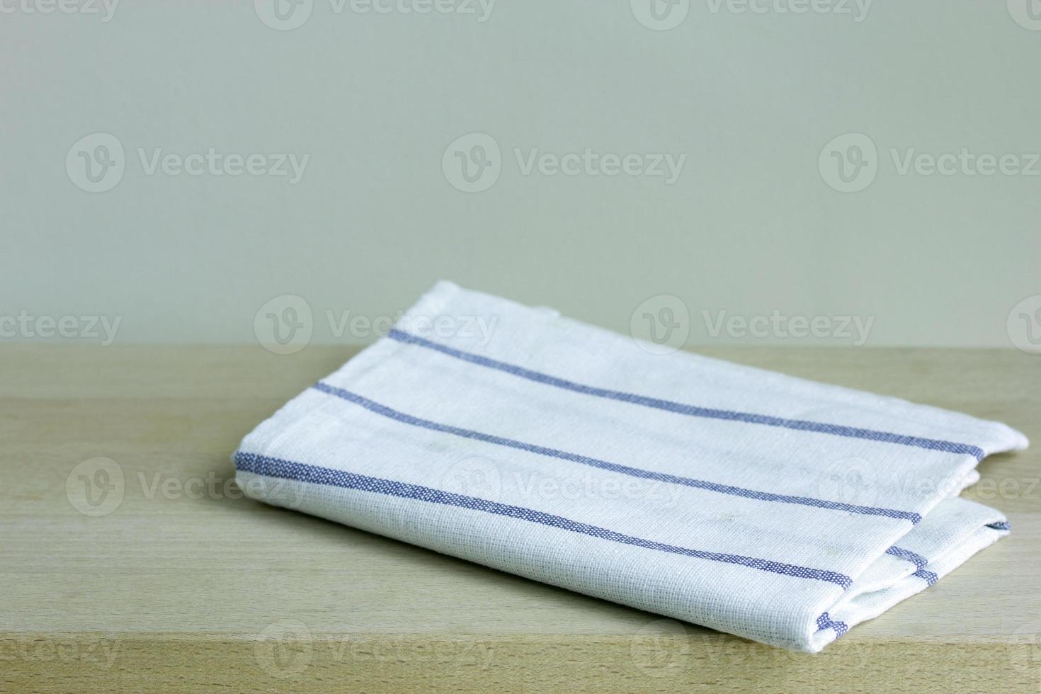 serviette pliée sur une table en bois photo