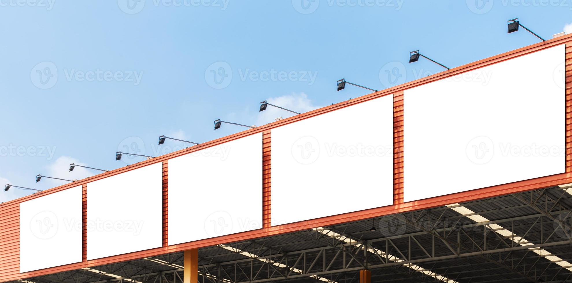 maquette de panneau d'affichage sur un bâtiment orange sur fond blanc photo